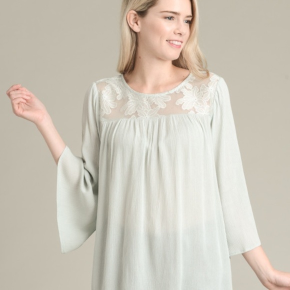 DOE & RAE Sage Green Flowing Lace Inset Blouse NWT - Picture 5 of 6